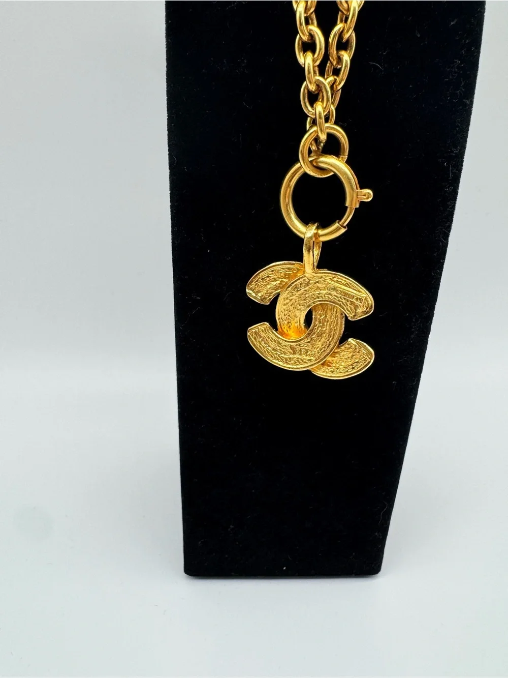 CHANEL Gold-Tone Interlocking Metalasse CC Pendant Necklace